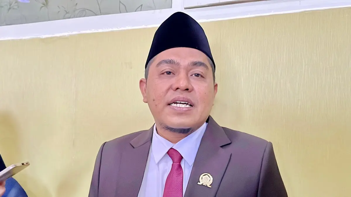 KOMITMEN: Ketua DPRD Pamekasan Ali Masykur saat memberikan keterangan kepada awak media usai rapat paripurna di kantor dewan.