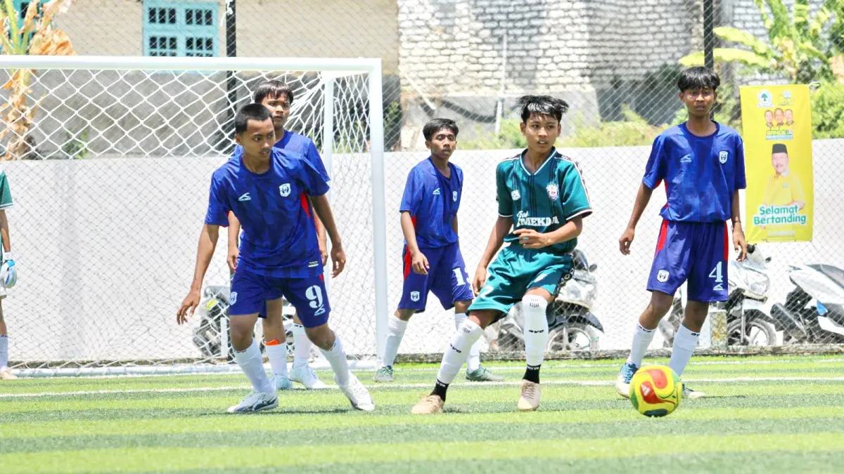 SPORTIF: Sejumlah atlet bertanding pada Piala Bahlil Mini Soccer Zona 8 Madura di Lapangan Puri Dewata, Pamekasan.