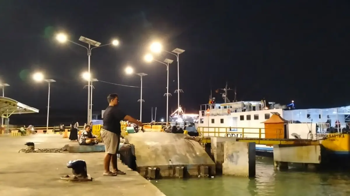 TURUN JANGKAR: KMP Dharma Kartika milik PT Dharma Dwipa Utama (DDU) bersandar di Pelabuhan Kalianget, Sumenep, pada Sabtu (26/9) malam.