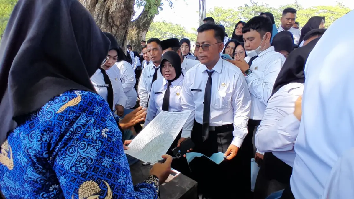 ABDI NEGARA: Ribuan ASN PPPK paro waktu mengikuti proses pelantikan di Lapangan Nagara Bhakti Pamekasan, Rabu (17/12/2025).