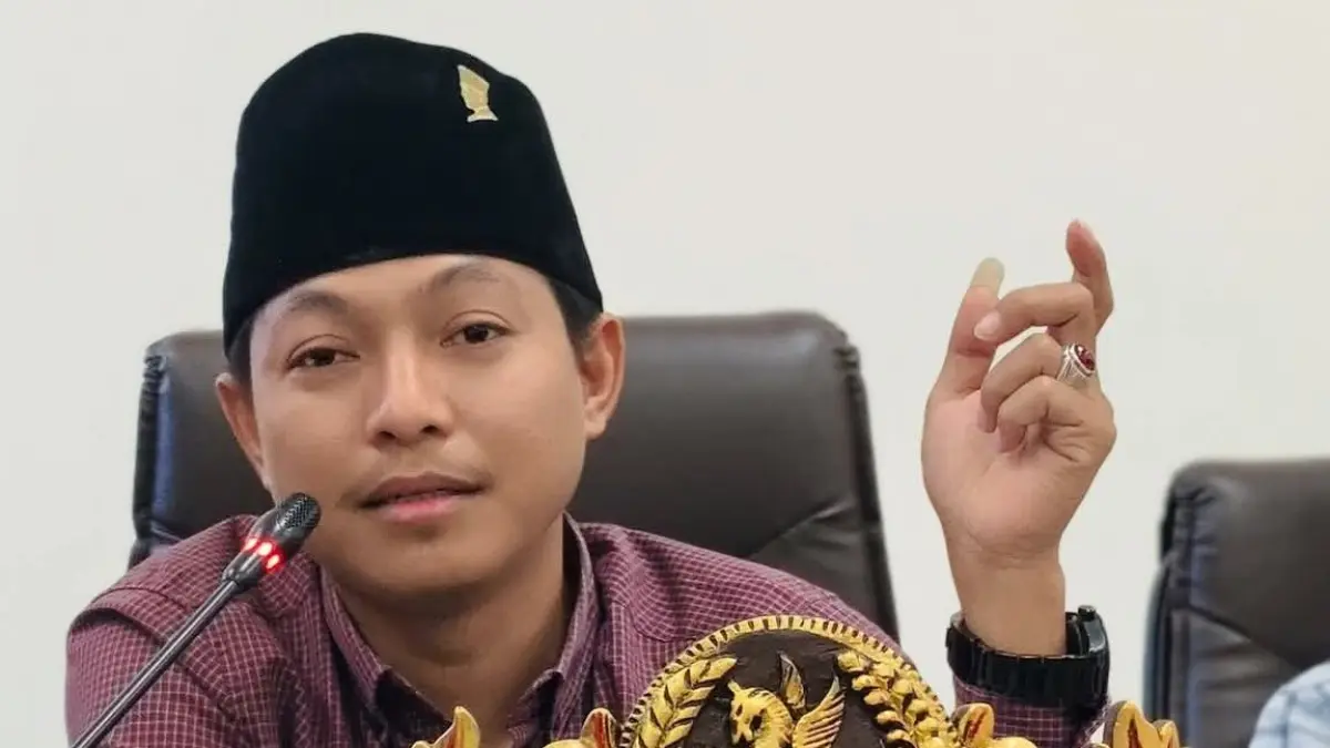 FOKUS: Ketua Bapemperda DPRD Sumenep Hosnan saat mengikuti rapat di kantor dewan setempat.
