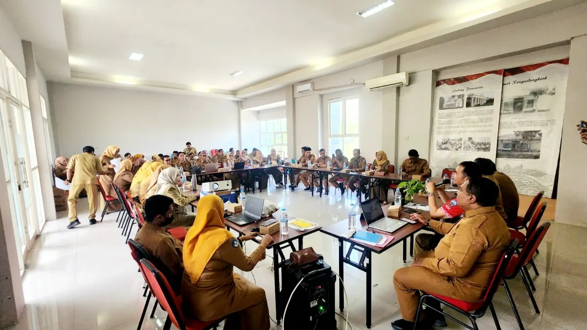 FOKUS: Rapat koordinasi MKKS SMP se-Bangkalan berlangsung di aula dispendik, Minggu (27/9). (DISPENDIK BANGKALAN UNTUK JPRM)