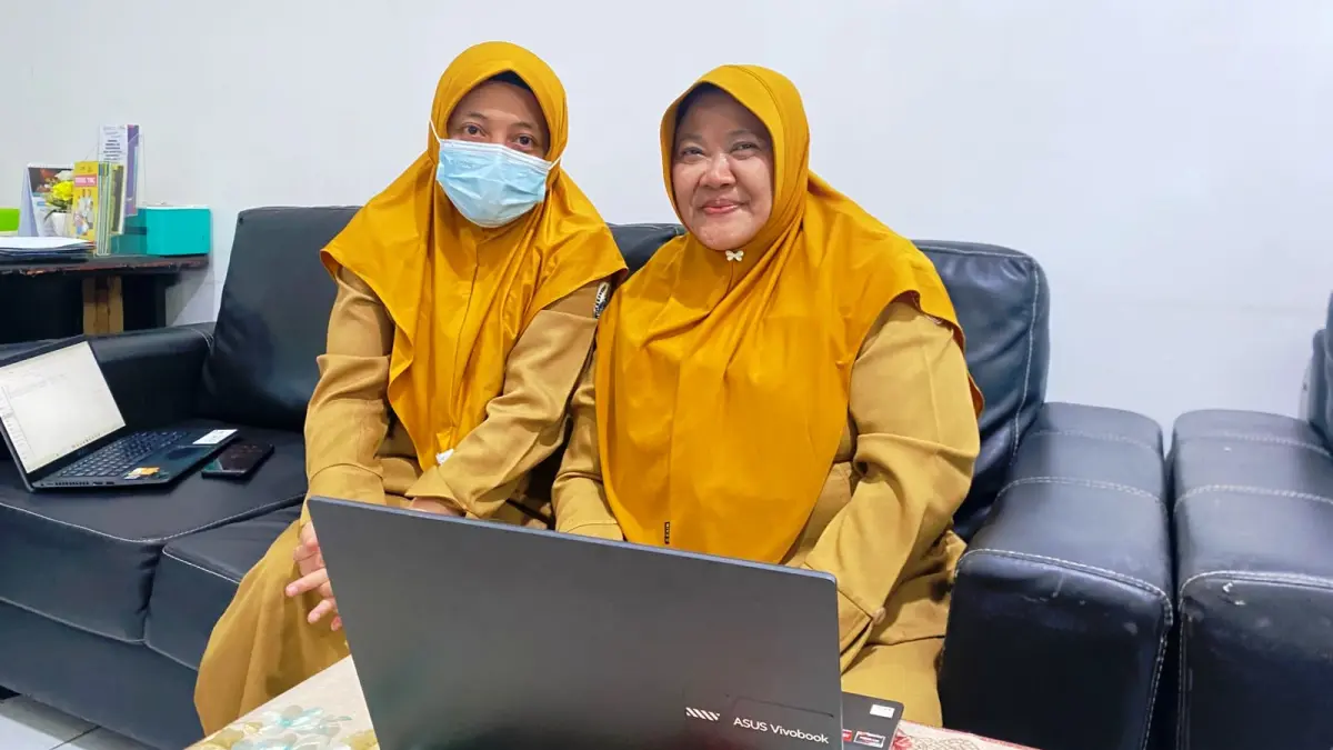 KINERJA: Ketua Tim Surveilans Imunisasi Dinkes KB Sampang Laili Nafilah saat ditemui di Kantor Dinkes KB Sampang, Senin (28/9).