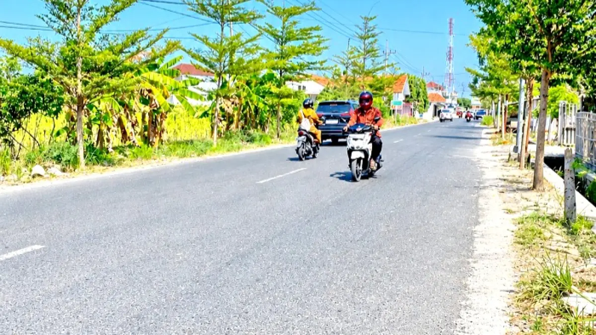 TERIK: Pengendara melintas di bekas galian di Jalan Raya Pademawu, Pamekasan, Selasa (15/9). (MOH. IQBAL AFGANI/JPRM)