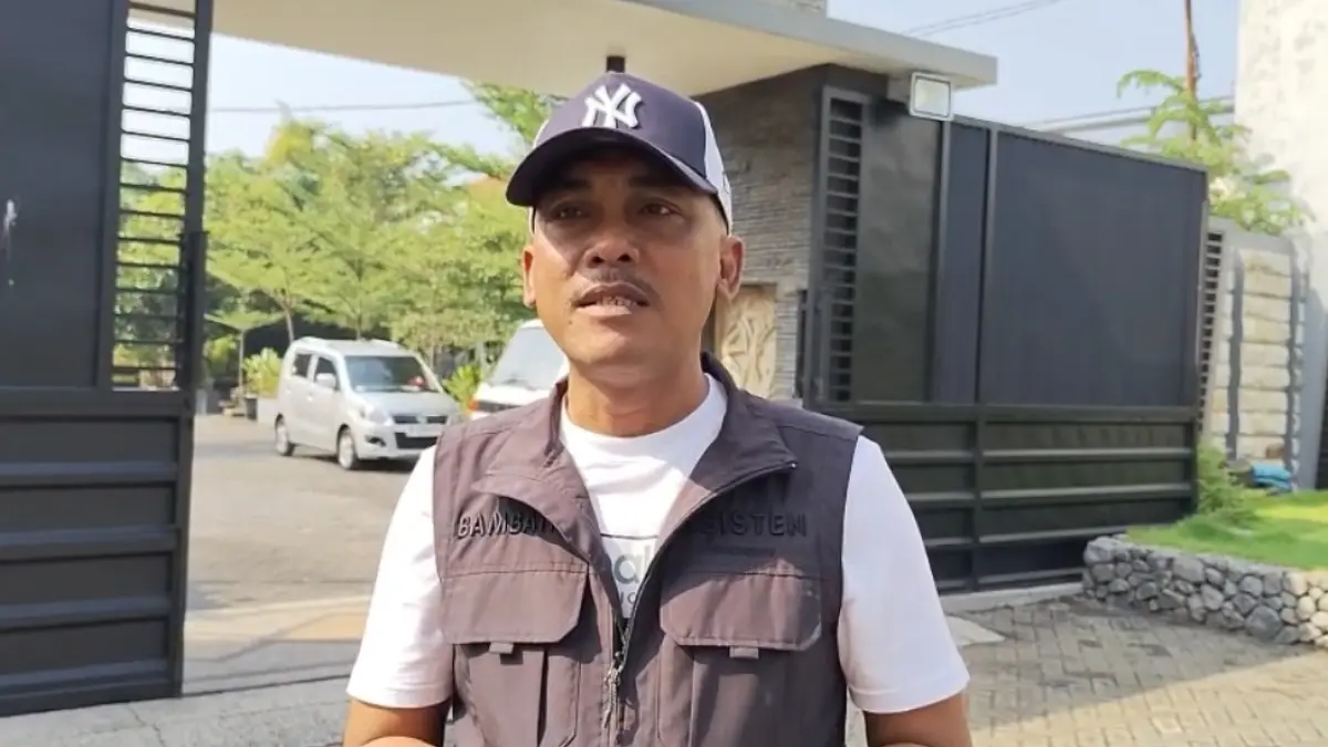 BERI PENJELASAN: Ketua Satgas MBG Bangkalan Bambang Budi Mustika saat ditemui di kantornya, Kamis (9/7).