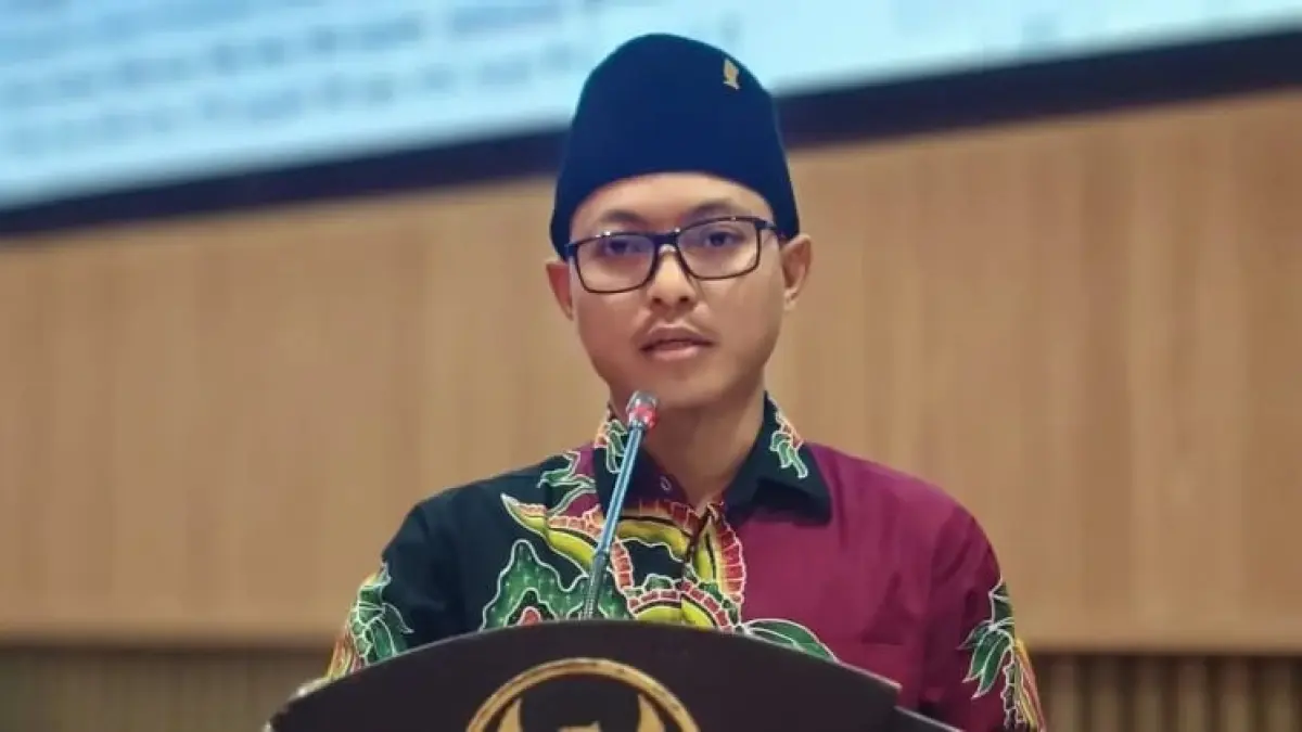 FOKUS: Ketua Bapemperda DPRD Sumenep Hosnan mengikuti rapat di ruang paripurna.