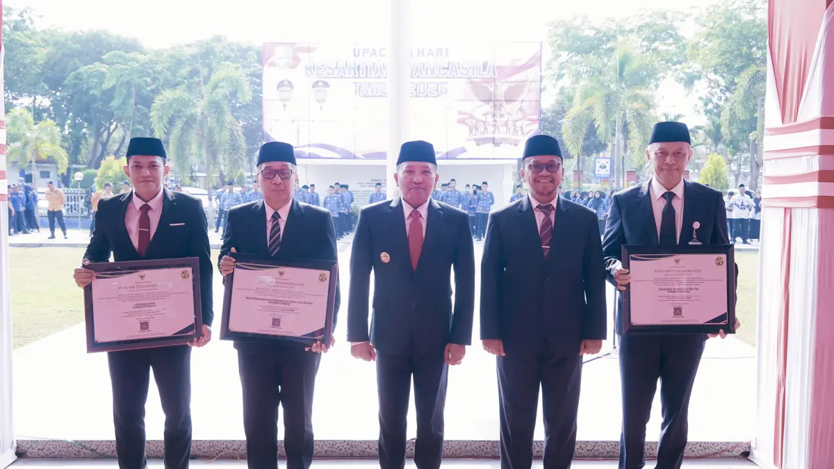 KHIDMAT: Bupati Sampang Slamet Junaidi bersama forkopimda dan pimpinan OPD mengikuti upacara Hari Kesaktian Pancasila di halaman kantor Pemkab Sampang Kamis (1/10).