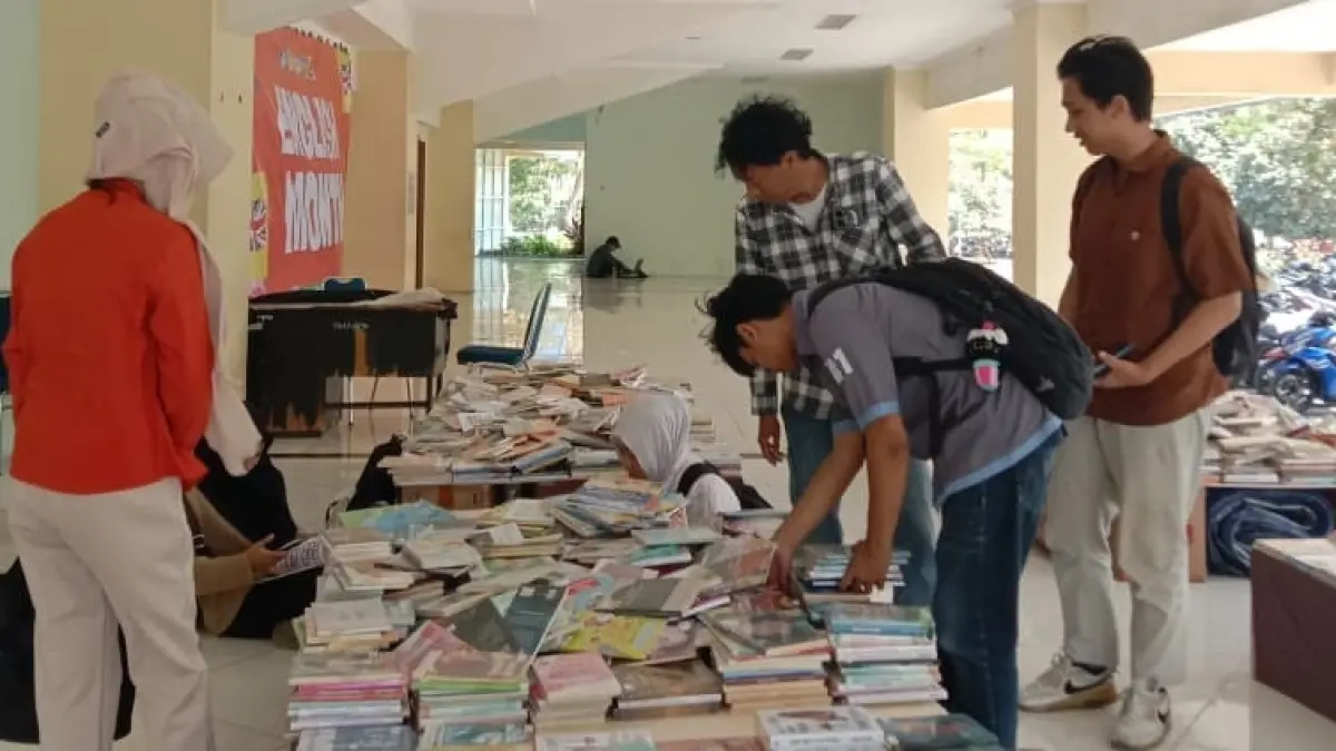 SENANG BACA: Mahasiswa memilih buku di stan bazar, tepatnya di Gedung Cakra UTM, Kamis (1/10).