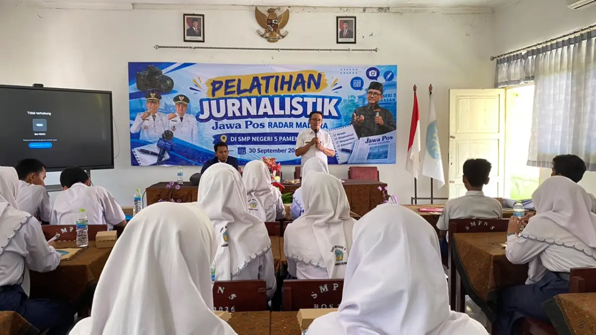 SERIUS: Murid SMP Negeri 8 Pamekasan fokus mendengarkan materi saat mengikuti pelatihan jurnalistik, Kamis (1/10).