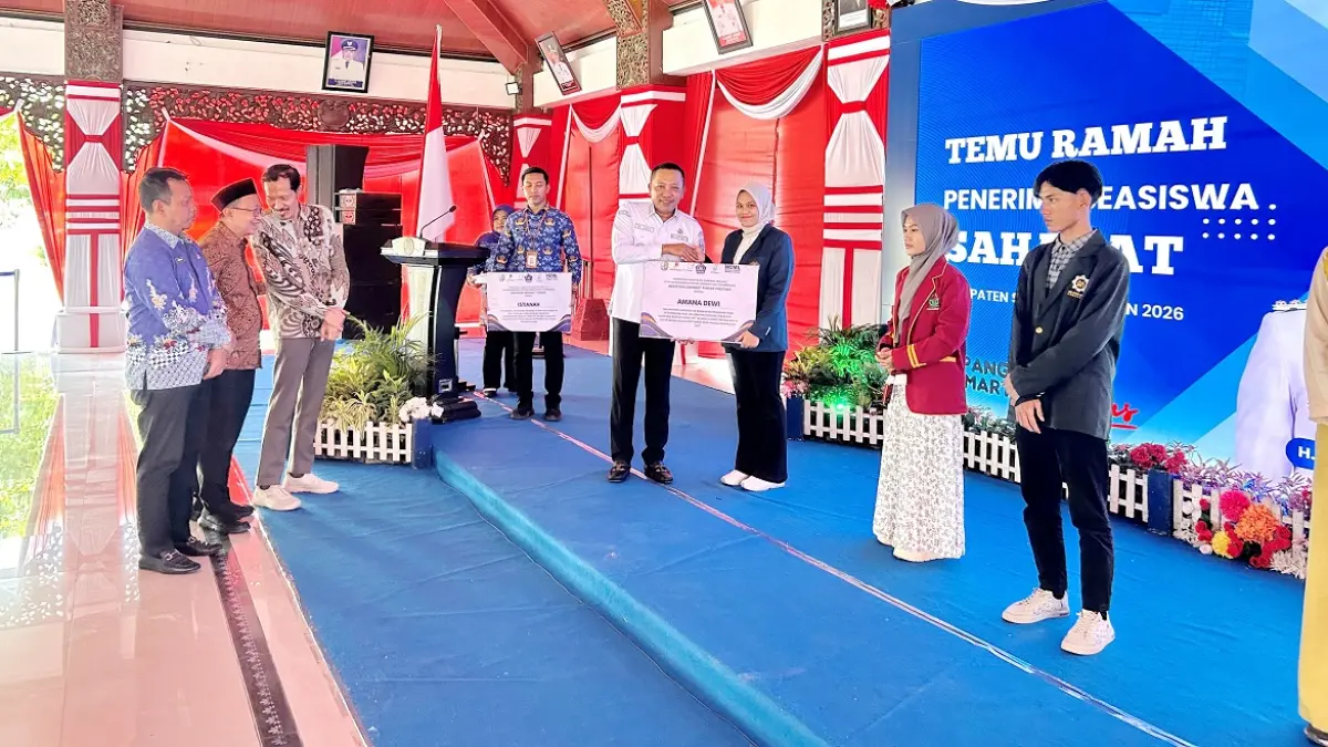 SIMBOLIS: Bupati Sampang Slamet Junaidi memberikan beasiswa kepada mahasiswa di Pendopo Trunojoyo, Sampang, Kamis (1/10).