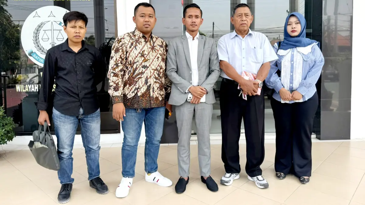 HUKUM: Jakfar Sodik (tengah), kuasa hukum MF dan AT, usai menyerahkan petunjuk dan bukti tambahan kepada penyidik Kejari Sampang, Kamis (1/10). (JAKFAR SODIK UNTUK JPRM)