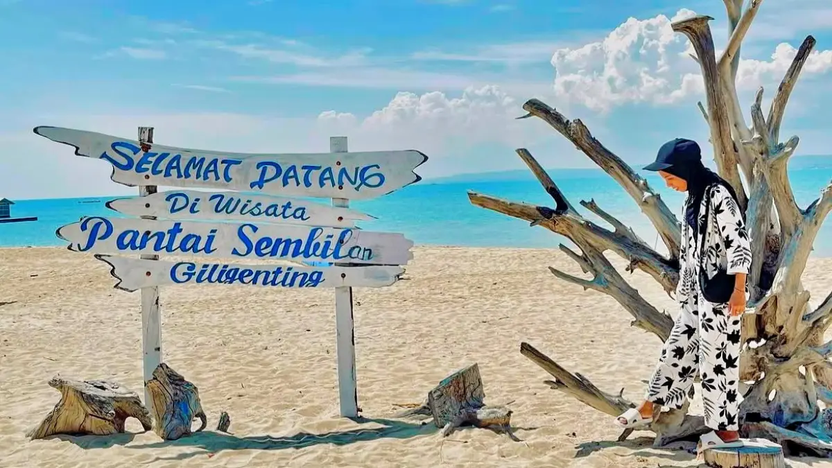 INSTAGRAMABLE: Wisatawan berfoto di area Pantai Sembilan di Desa Bringsang, Kecamatan Gili Genting, Sumenep.