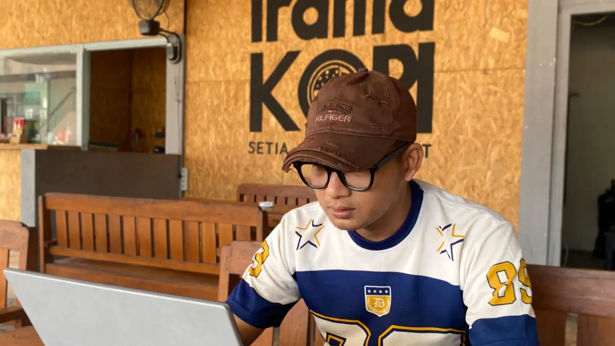 SANTAI: Mu’ezul Khoir bekerja sebagai pengembang website di salah satu kafe di Pamekasan, Jumat (2/10)).