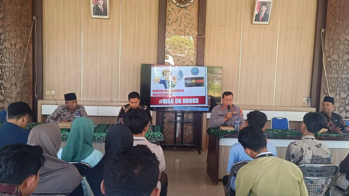 BAGUS IRAWAN AINUL NIZHAR
SERIUS: Forkopimcam Proppo menyosialisasikan bahaya narkoba kepada peserta karang taruna, Kamis (16/7).