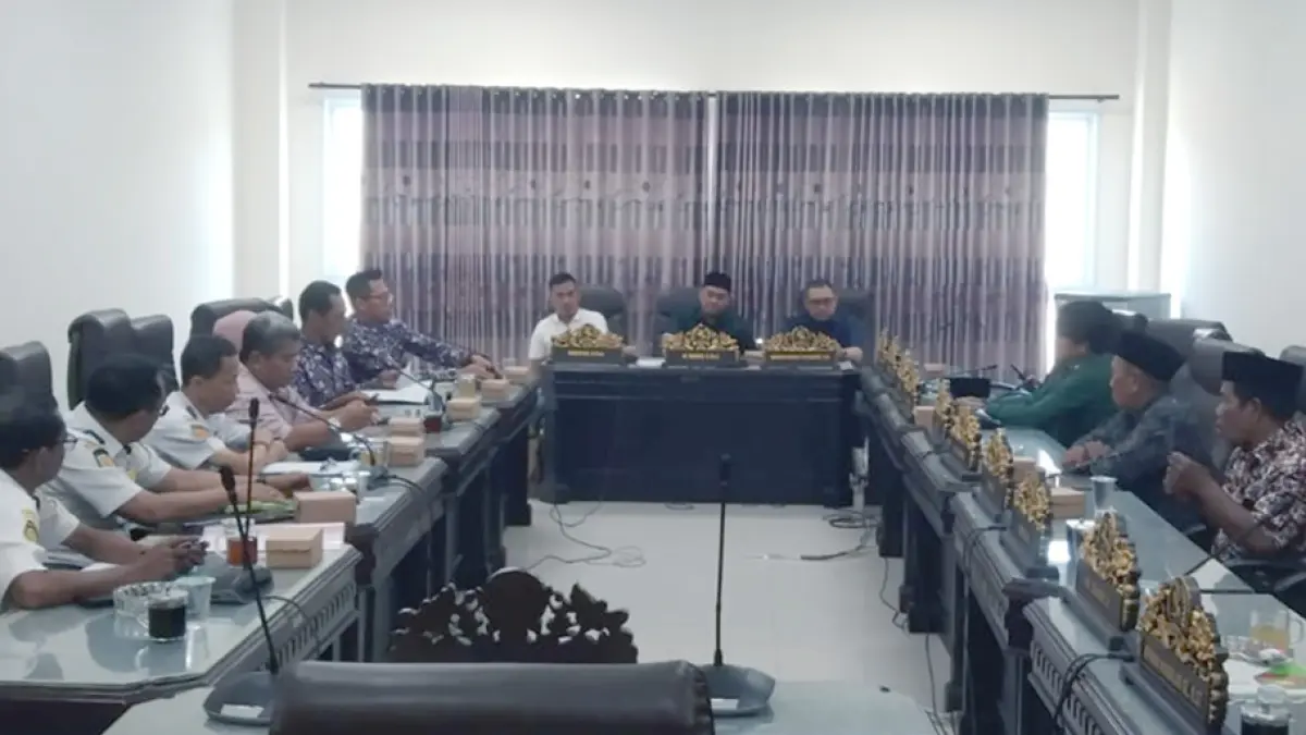 FOKUS: Anggota Komisi III DPRD Sumenep saat melakukan rapat dengan disperkimhub di ruang Komisi III DPRD setempat