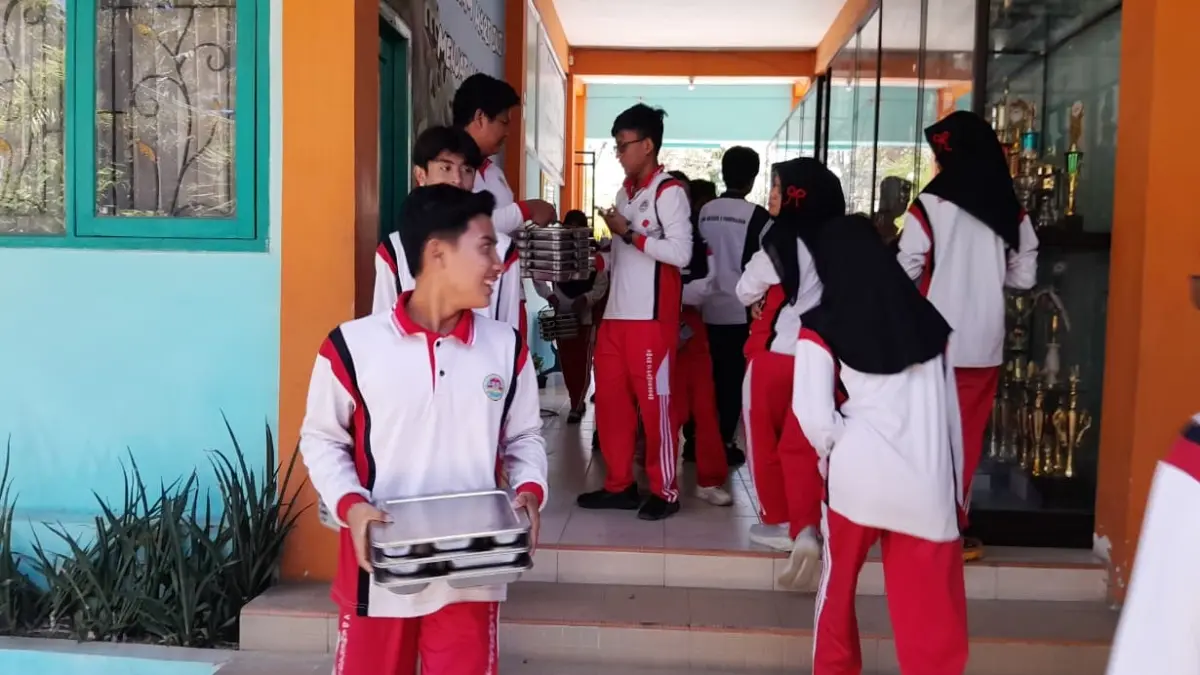 PROGRAM NASIONAL: Sejumlah siswa di SMA Negeri 2 Pamekasan sedang mengambil MBG, Rabu (30/9).