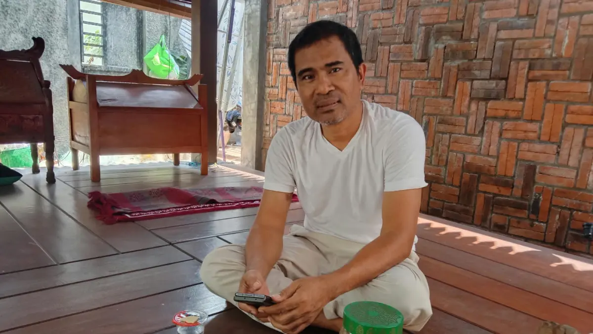 RAMAH: Ketua FASI Bangkalan Mathur Husyairi memberikan keterangan saat ditemui JPRM di rumahnya, Sabtu (3/10).