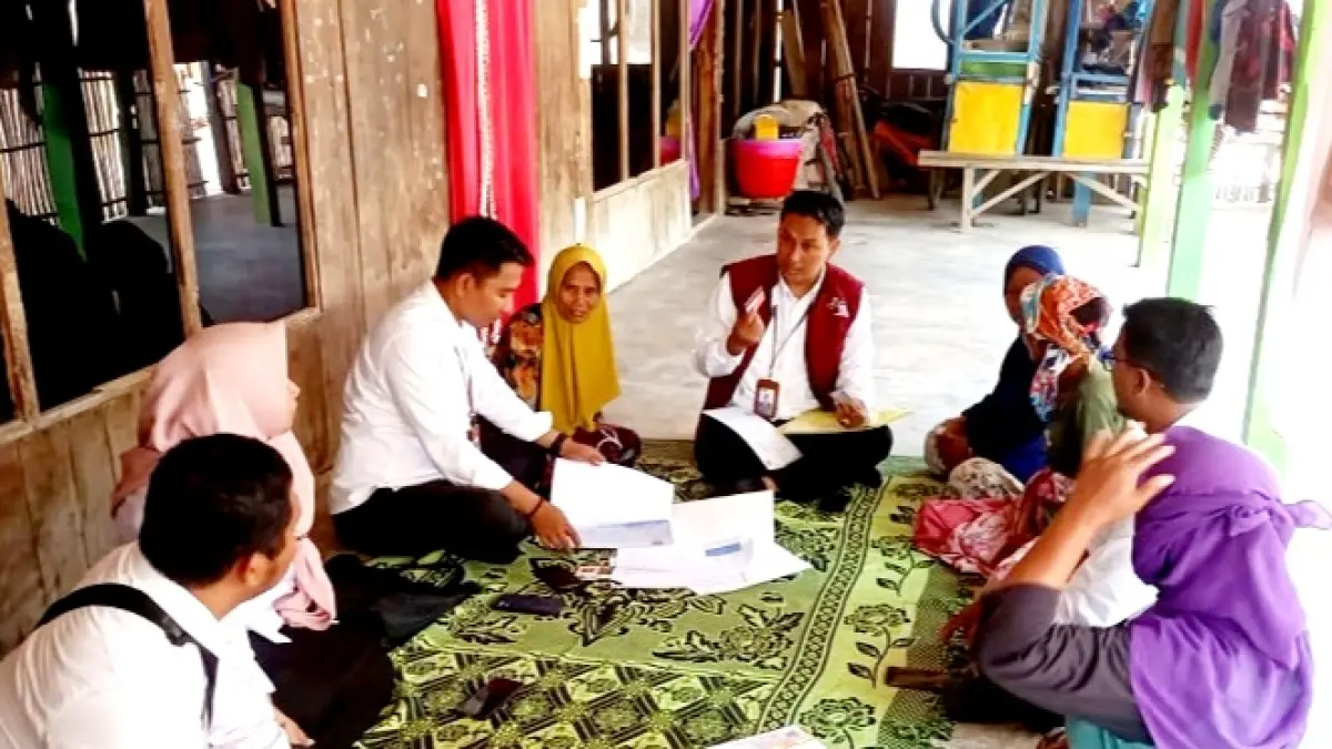 PENYALURAN: Ketua Tim PKH Provinsi Jawa Timur Hanafi (rompi merah) ditemani Ketua Tim SDM PKH Kabupaten Sampang Moh. Hakim, serta ketua tim kecamatan setempat saat melakukan verifikasi ke KPM di Dusun Pandian, Desa Batoporo Timur, Kedungdung, Selasa (28/9). (HAKIM UNTUK JPRM)