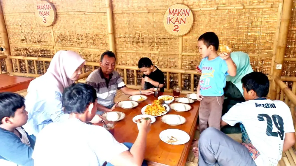 Momen pengunjung menikmati hidangan berbagai menu ikan di Restoran Makan Ikan Sumenep.