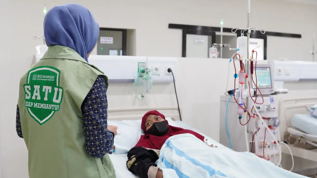 PERAWATAN: Irana Wulandari pasien penderita gagal ginjal mendapat pelayanan program JKN di Pamekasan.
