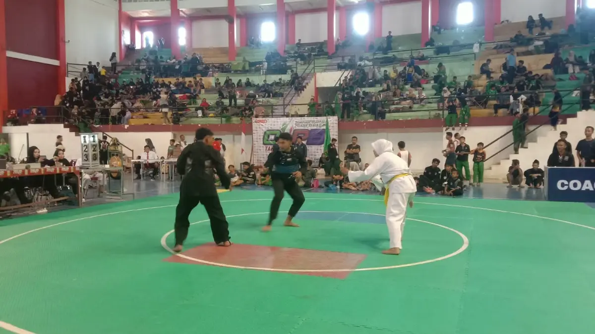TANGGUH: Atlet pencak silat bertanding pada ajang O2PB 2026 di GOR Saka Bangkalan, Sabtu (5/9).