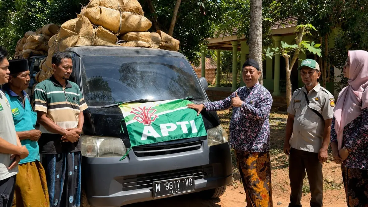 SIMBOLIS: Kepala DKPP Sumenep Chainur Rasyid (memakai blangkon) saat melepas pengiriman Tembakau Prancak 95 ke Pamekasan, Kamis (20/8).