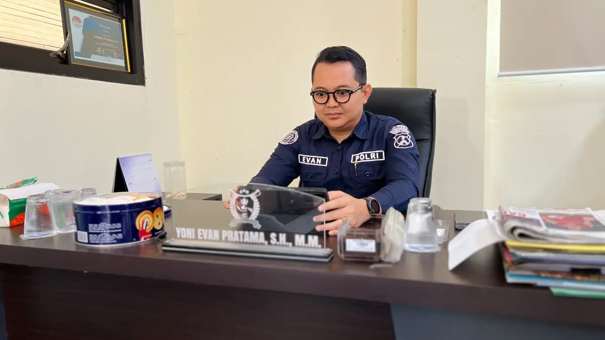 MEMBERI KETERANGAN: Kasihumas Polres Pamekasan Ipda Yoni Evan Pratama saat berada di ruang kerjanya, Rabu (7/10)