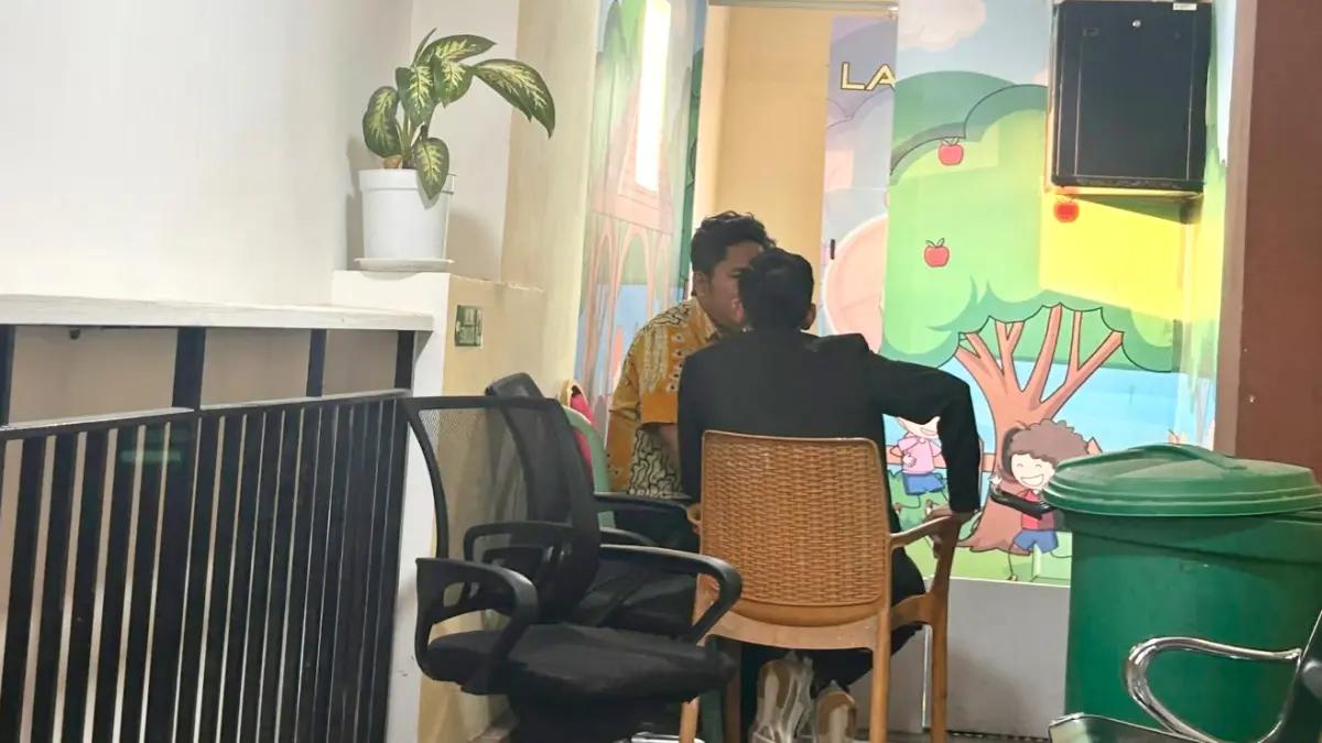 DIGEREBEK: Kapus Robatal Benny Irawan (mengenakan batik) berdialog dengan penasihat hukumnya di depan ruang penyidik PPA Satreskrim Polres Sampang, Kamis (8/10) (UBAIDILLAHIR RA’IE/JPRM)