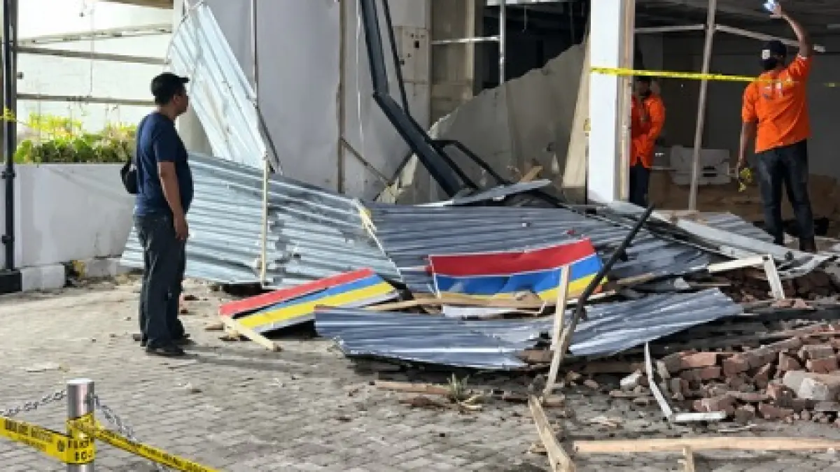 DIAMANKAN: Polisi mengamankan lokasi gerai Indomaret pasca diduga dirusak oleh massa pada Rabu (7/10) malam.