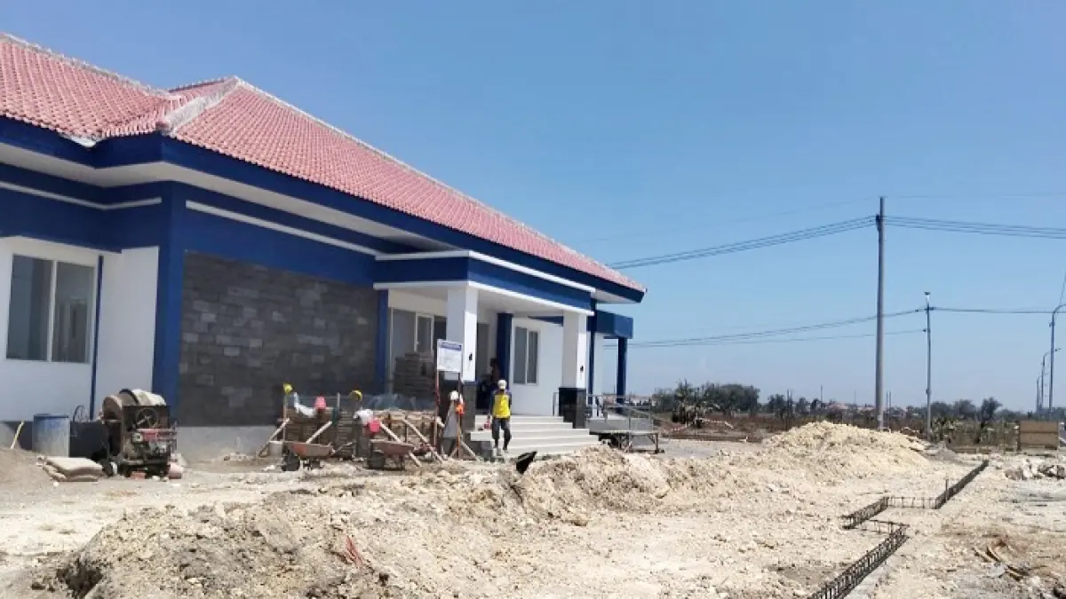 DISOROT: Pekerja pembangunan pagar labkesmas sedang istirahat, Selasa (6/10). (ANIS BILLAH/JPRM)