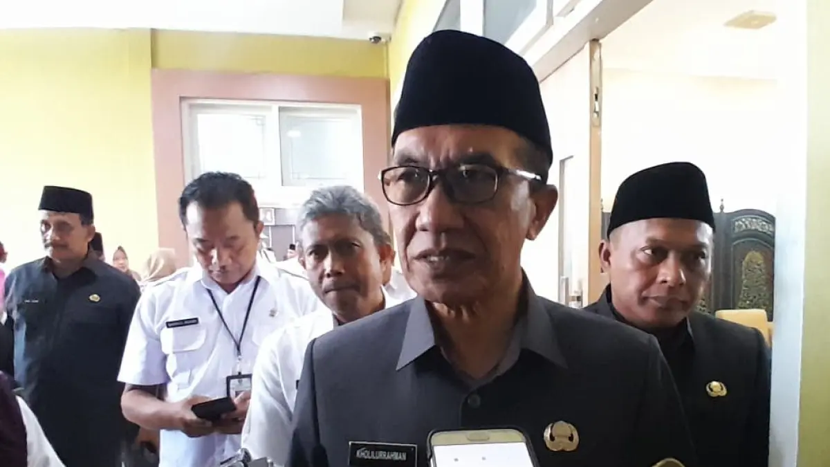KOMITMEN: Bupati Pamekasan KH Kholilurrahman memberikan keterangan usai mengikuti sidang paripurna di kantor DPRD, Kamis (8/10).