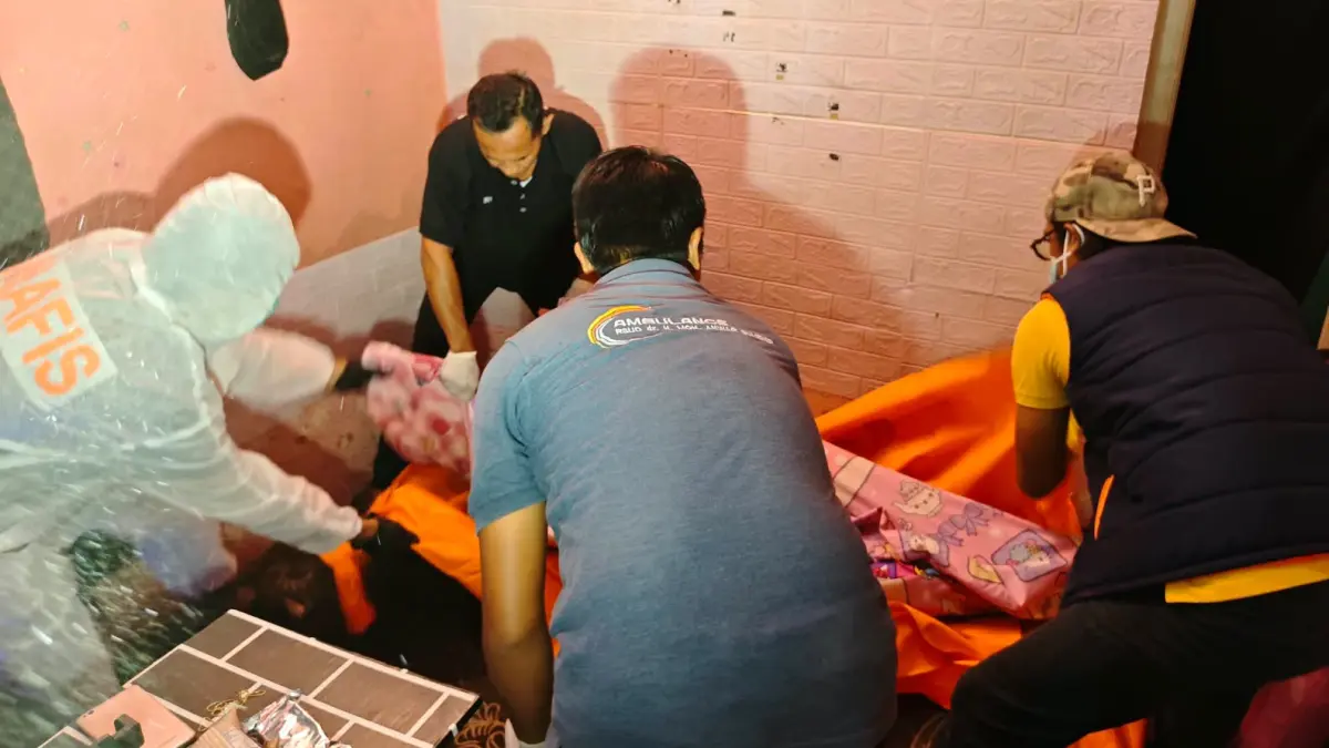 MENYITA PERHATIAN: Polisi saat mengevakuasi mayat Mohammad Ridwan, 37, di Desa Pamolokan, Kecamatan Kota, pada Rabu (7/10) malam.