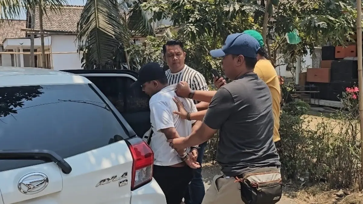 TAK BERKUTIK: Hariyanto diamankan tim Satreskrim Polres Pamekasan, Kamis (1/10).
