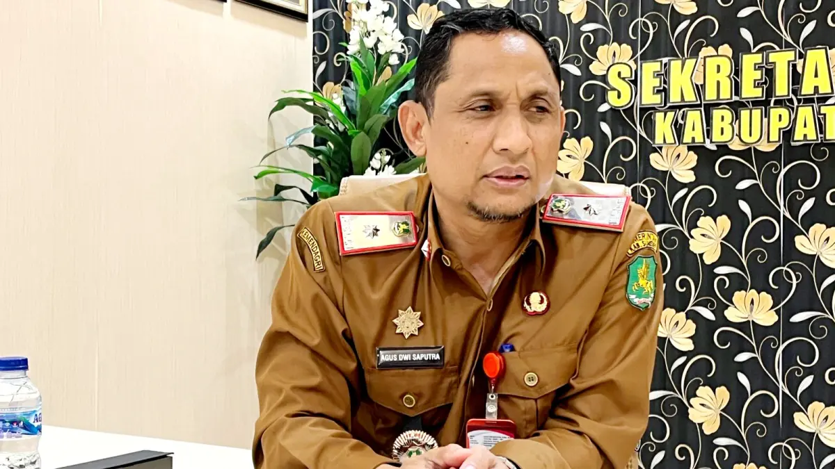 MENJELASKAN: Sekkab Sumenep Agus Dwi Saputra saat ditemui di ruangannya, Rabu (16/9). (MOH. LATIF/JPRM)