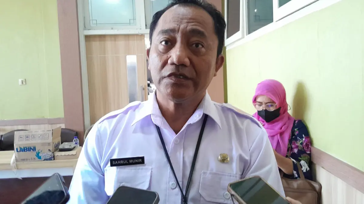 TEGAS: Kepala BPKPD Pamekasan Sahrul Munir saat wawancara cegat di kantor DPRD Pamekasan, Rabu (7/10).