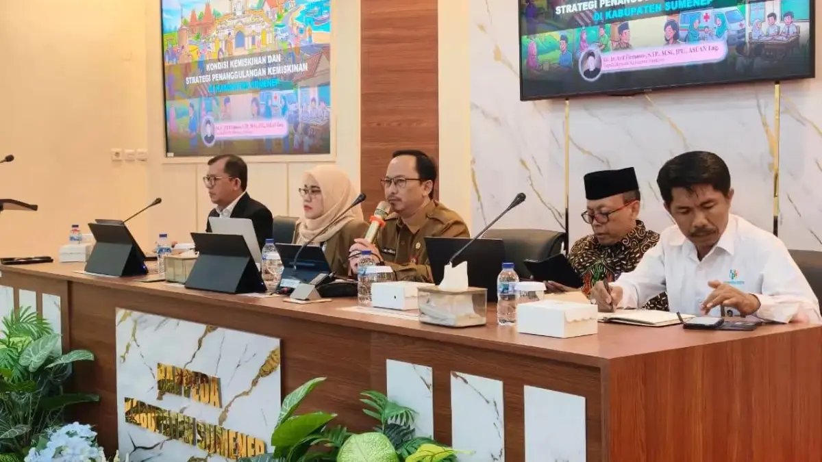 FOKUS: Kepala Bappeda Sumenep Arif Firmanto (tengah) saat memimpin rapat di aula kantornya.