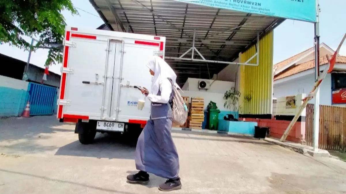 ABAIKAN PERDA: Pelajar berada di area Satuan Pelayanan Pemenuhan Gizi (SPPG) Kelurahan Mlajah, Bangkalan, Rabu (30/9). (VIVIN AGUSTIN HARTONO/JPRM)
