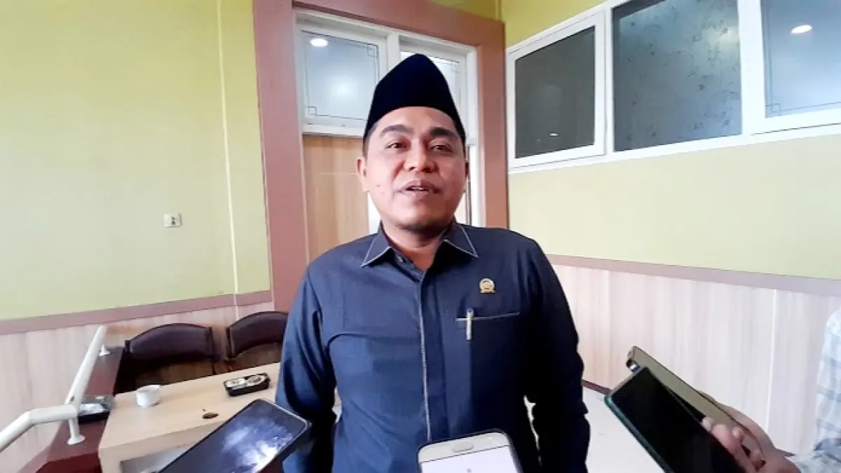 KOMITMEN: Ketua DPRD Pamekasan Ali Masykur saat doorstop dengan awak media di kantor dewan, Rabu (7/10). (M. KHOLIL RAMLI/JPRM)