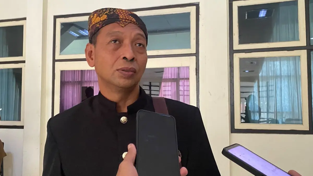 MEMBERI KETERANGAN: Kepala Dinkes Pamekasan Saifuddin saat wawancara cegat di kantor pemkab, Senin (12/10)
