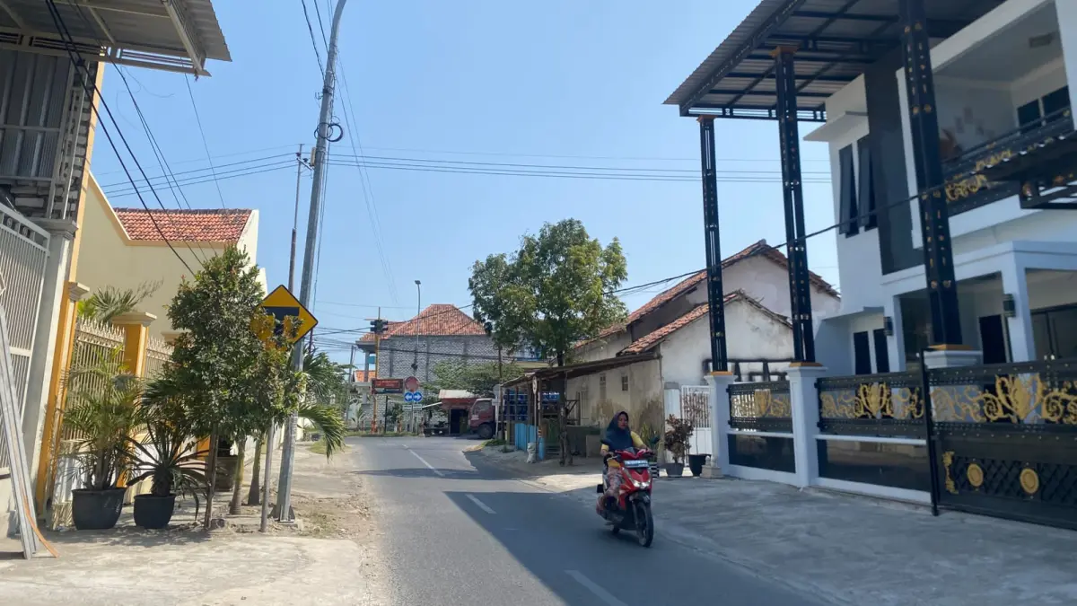 PENERANGAN: Pengendara motor melintas di Jalan Rajawali Senin (12/10).