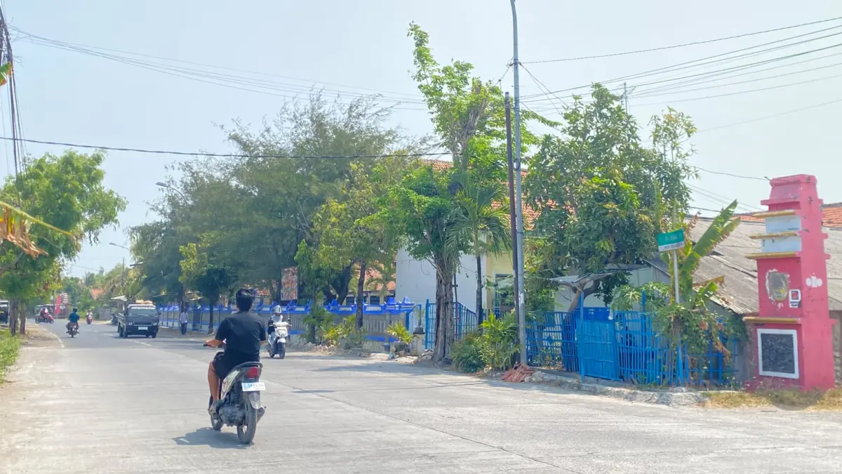 LENGANG: Pengendara motor melintas di Jalan Mangkubumi, Sampang, Rabu (14/10).