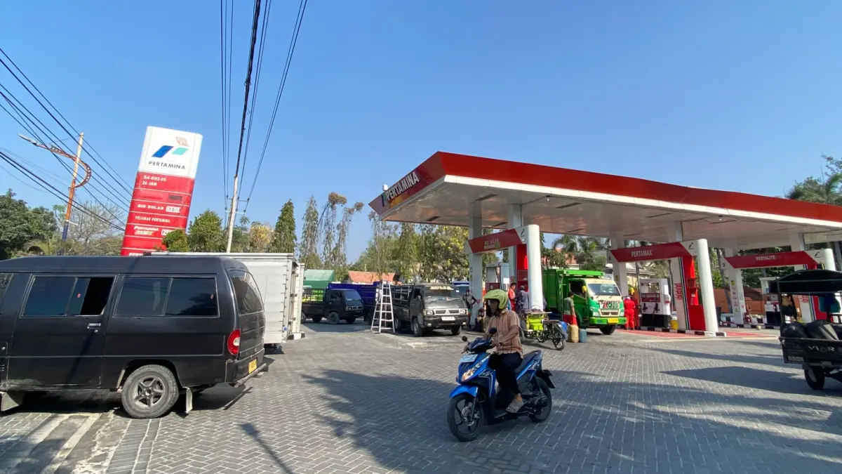 ANTRE: Kondisi kendaraan yang sedang mengantre di SPBU Jalan Diponegoro, Kamis (15/10).