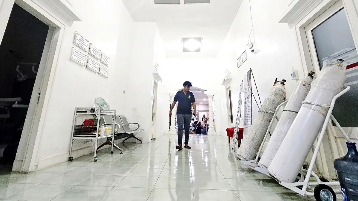 MENJENGUK: Pengunjung berada di salah satu klinik kesehatan di Pamekasan, Minggu (18/10) malam.