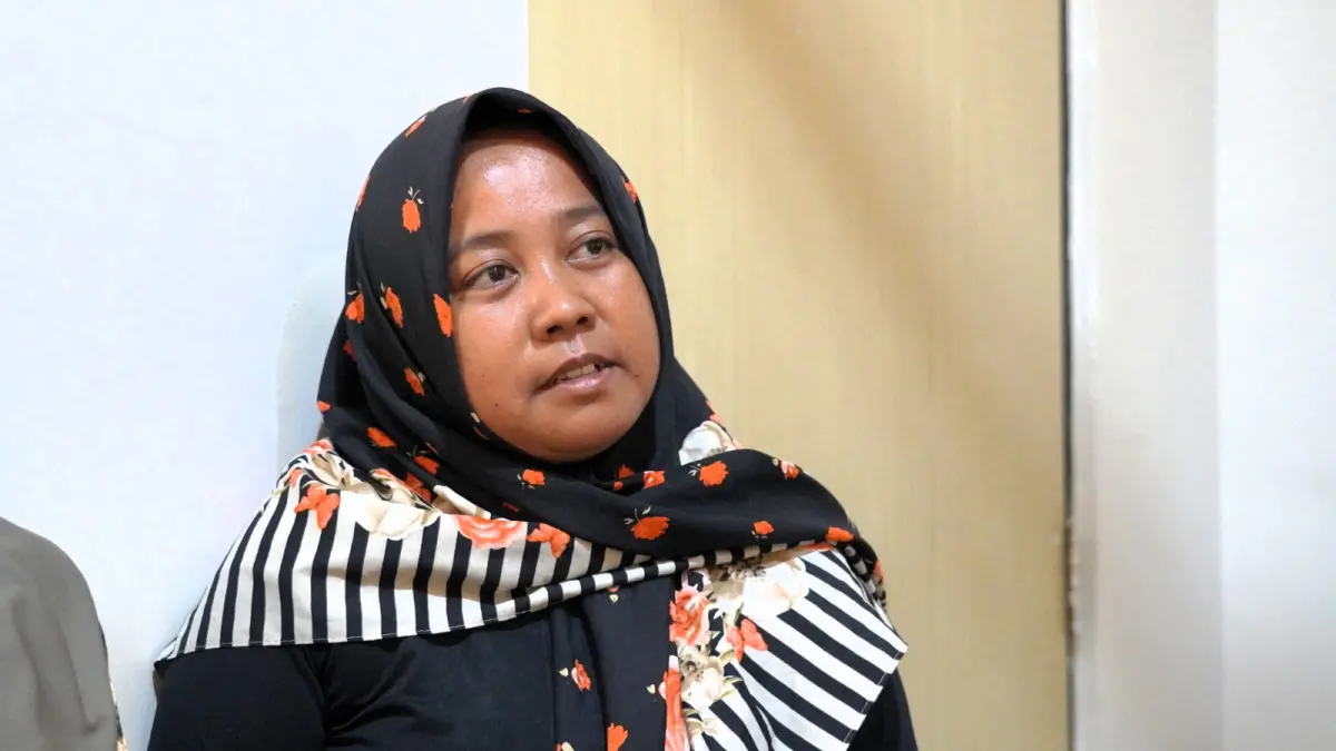 MENUNGGU:  Linawati, peserta Jaminan Kesehatan Nasional asal Pamekasan menjaga anaknya akibat DBD.