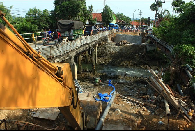Rabu–Kamis Jalan Raya Blega Ditutup Total