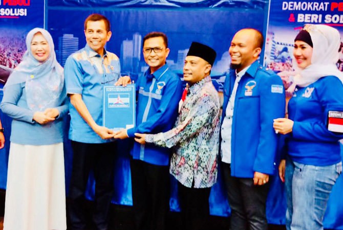 DPP Partai Demokrat Serahkan SK ke Hisbullah