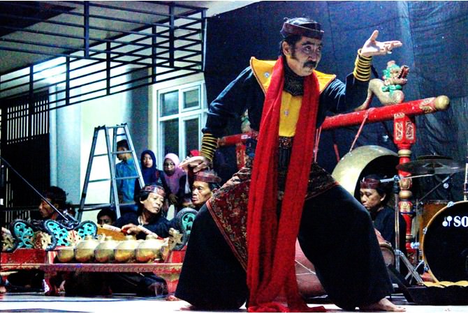 Menyaksikan Sandur yang Menghibur Mahasiswa Lintas Daerah