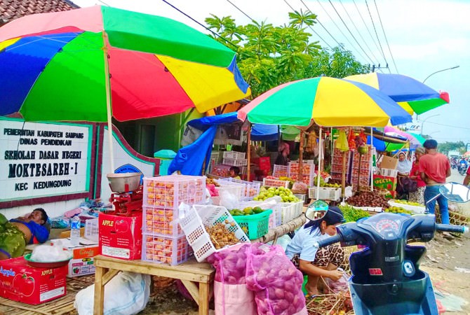 Tuding Tata Kelola Pasar Kedungdung Amburadul