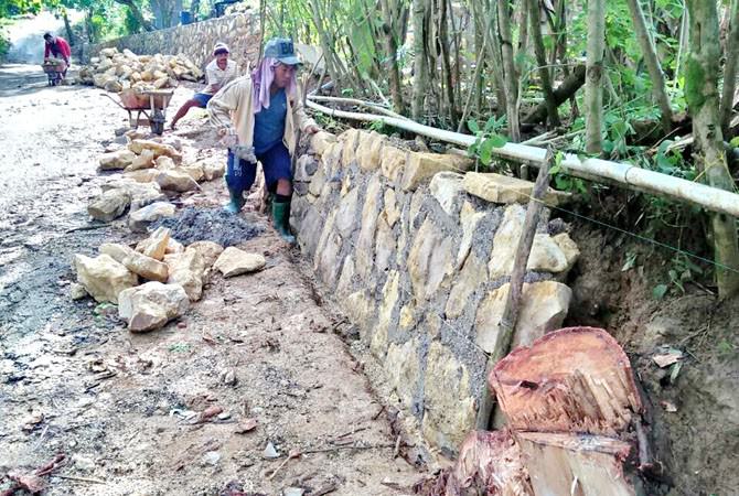 Diduga Tak Sesuai RAB, Proyek Tebing Jalan Disorot