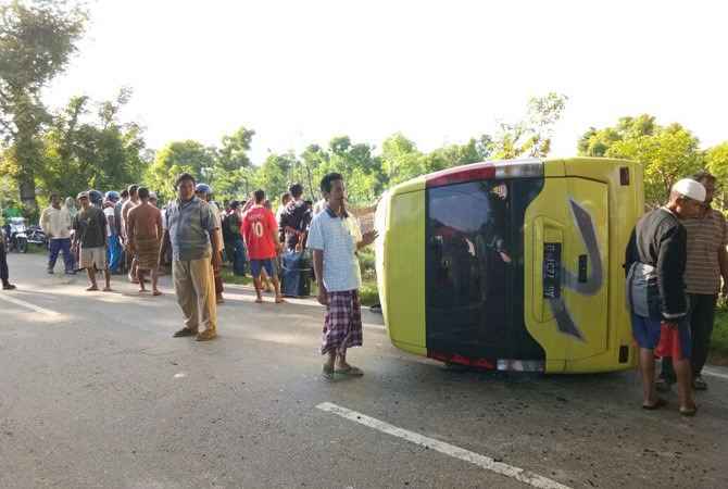 Hendak Pulang ke Jember, Minibus Peziarah Terguling
